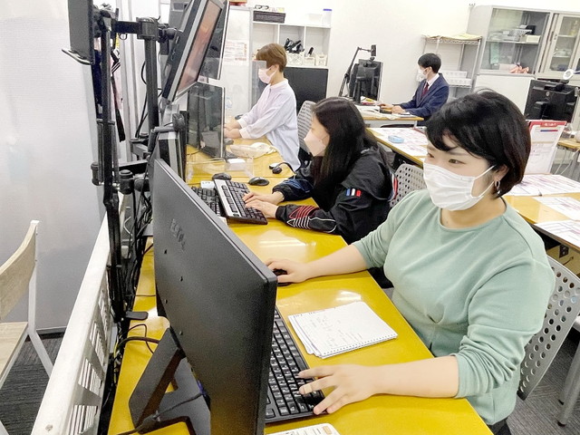 チャットレディ事務所に登録してその日からお仕事を始めている女性の様子