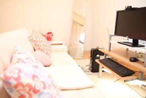 新宿ライブインのチャットルーム内部写真。完全個室で防音対策・冷暖房完備の様子