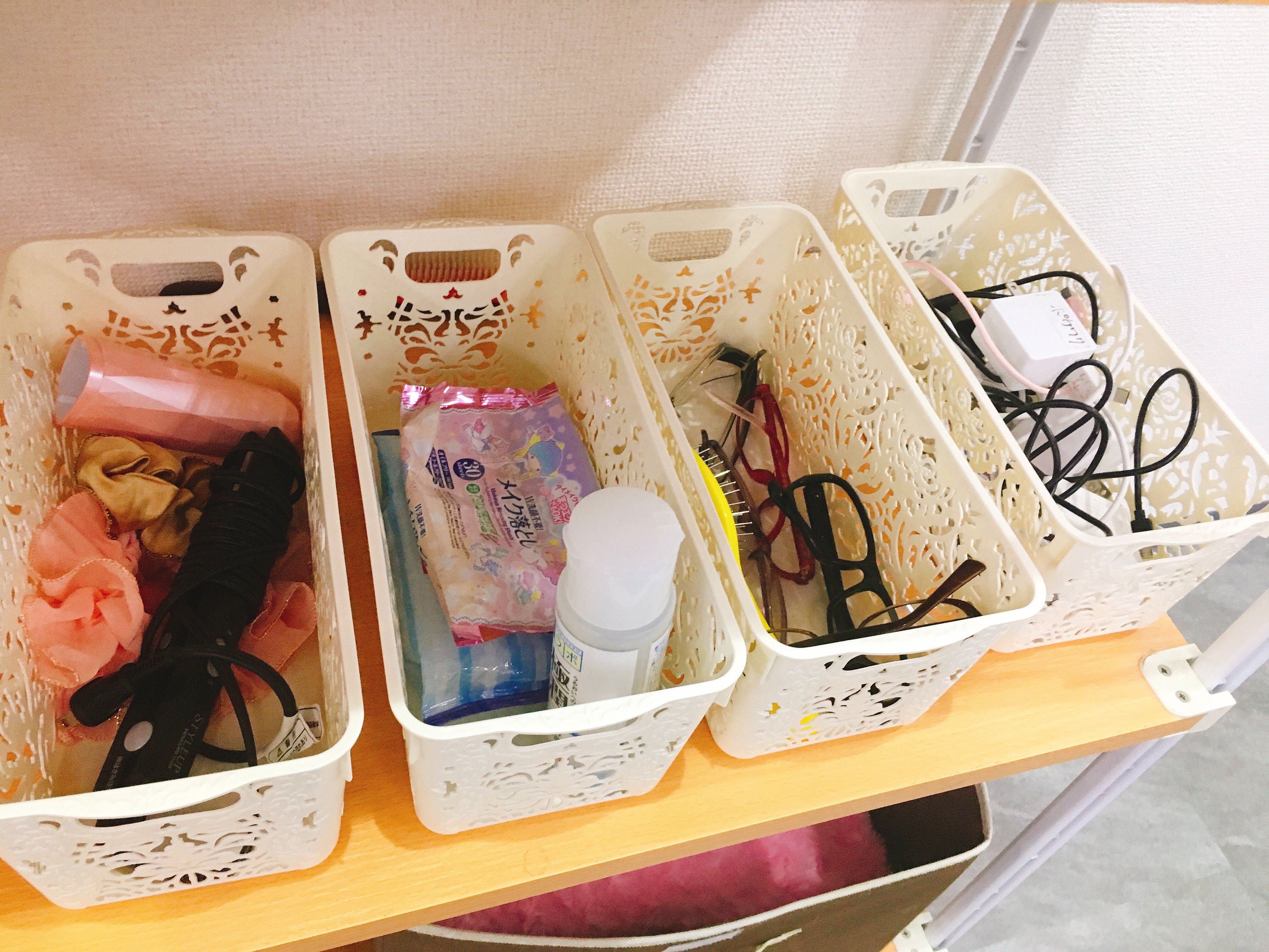 ポケットワーク横浜店のウィッグ貸し出しコーナー。10個以上のウィッグがほぼ貸し出し中の様子