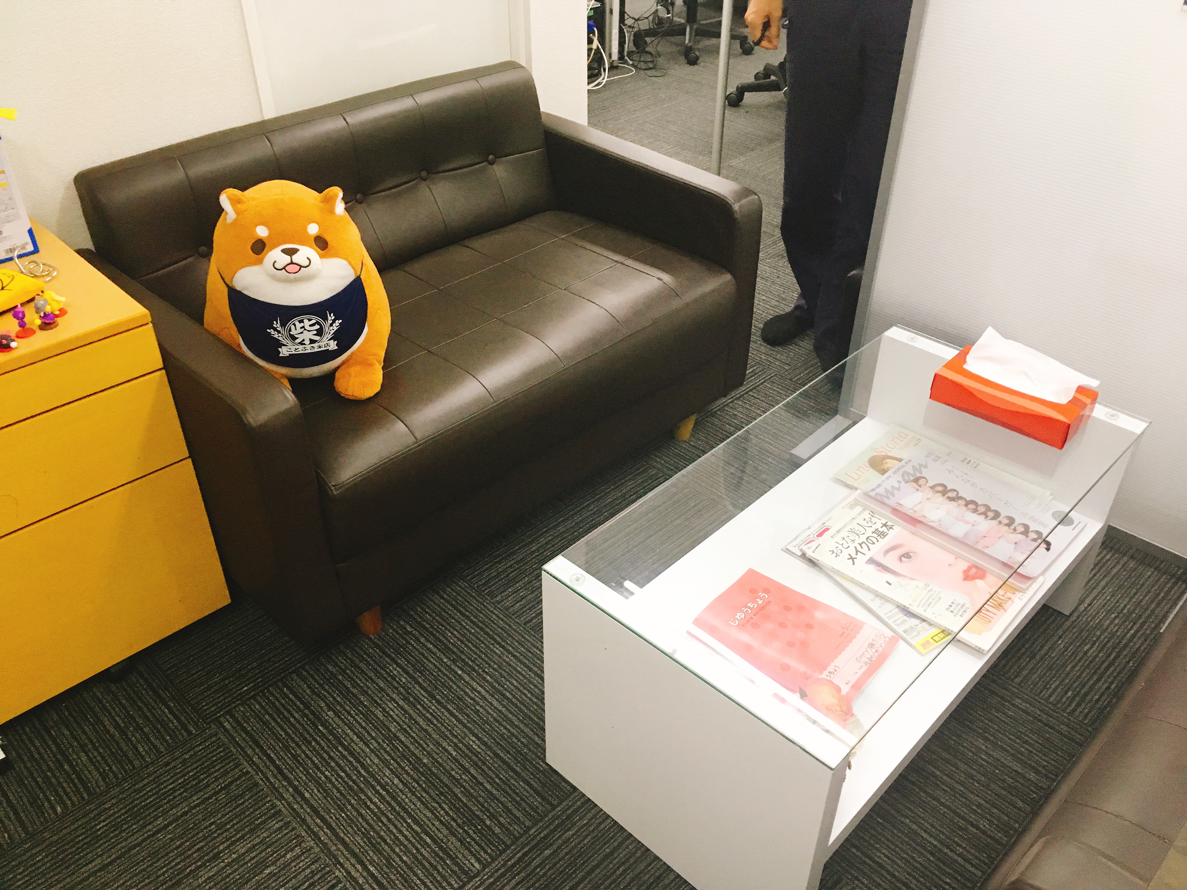 ポケットワーク横浜店のスタッフとチャットレディが一緒に食事や相談ができる団らんスペース