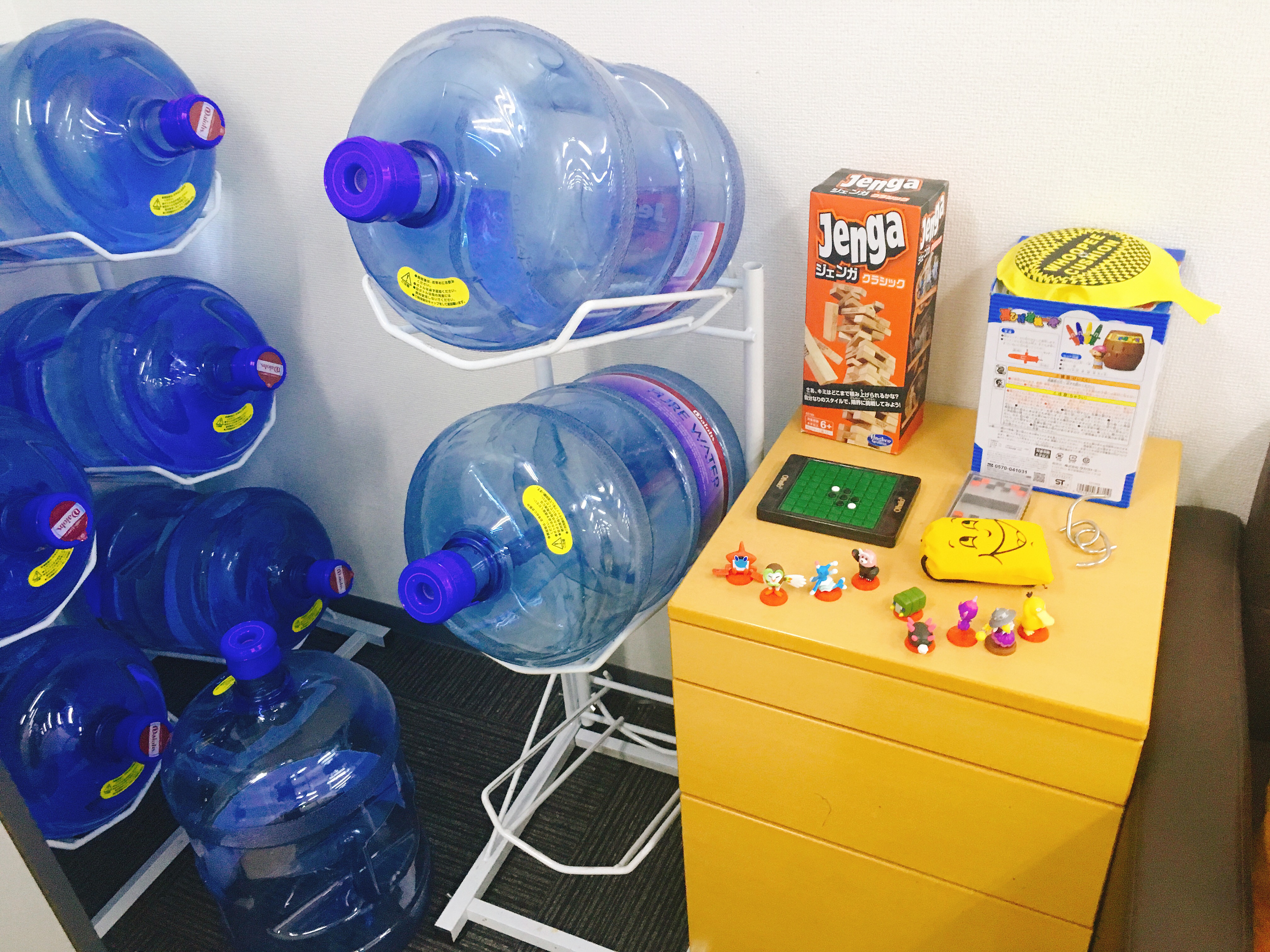 ポケットワーク横浜店の休憩スペース。ウォーターサーバーやゲームが置かれている