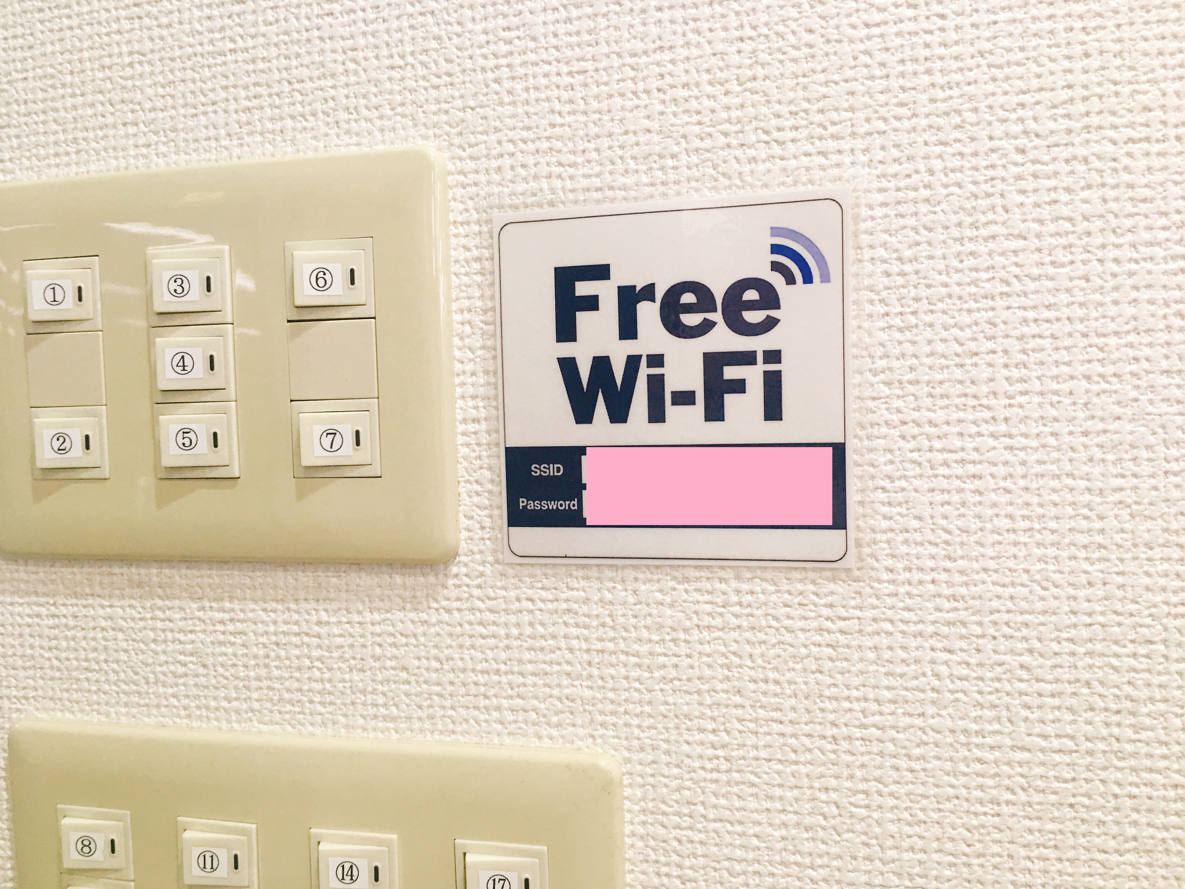 ポケットワーク横浜店内は無料フリーWi-Fiが完備されていることを示す写真