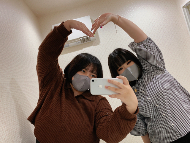 ポケットワーク横浜店のスタッフとチャットレディが和やかに話している様子
