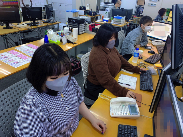 ポケットワーク横浜店のスタッフルームでチャットレディをサポートするスタッフの様子