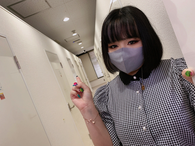 ポケットワーク横浜店の50部屋の完全個室チャットルームが並ぶ廊下の全体像