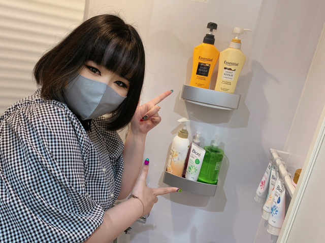 ポケットワーク横浜店の宿泊設備シャワールームの内部。意外と広い清潔な空間