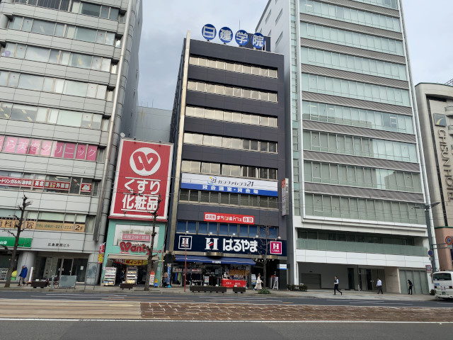 ポケットワーク広島店が入るウイング八丁堀ビルの1階外観写真