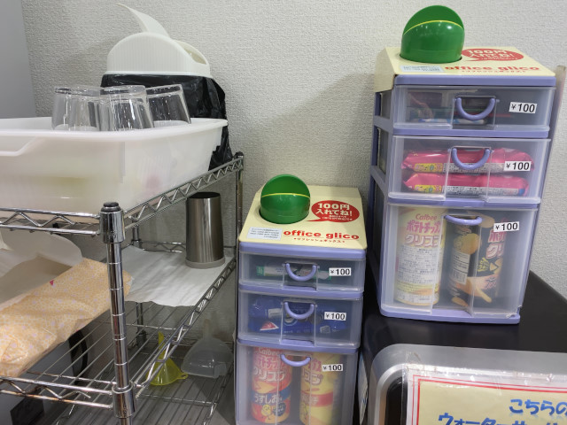 ポケットワーク広島店のお菓子コーナーの写真。購入可能なお菓子が並んでいる