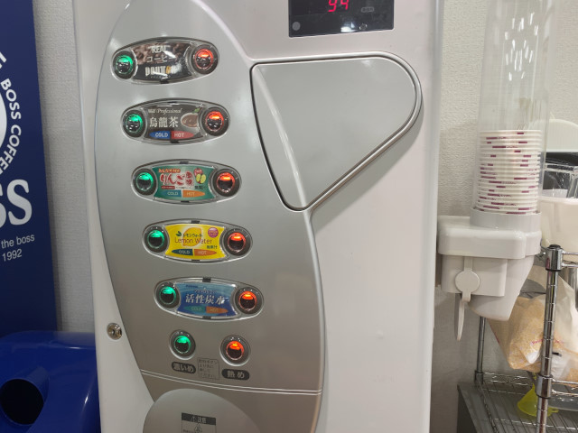 ポケットワーク広島店の飲み放題ドリンクコーナー。ジュースやコーヒーが並んでいる写真