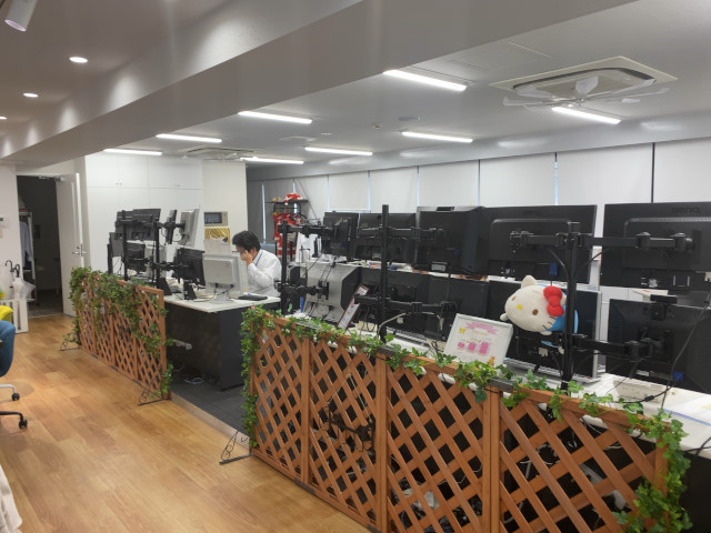 ポケットワーク広島店のスタッフ12名が揃って仕事をしているオフィスの様子