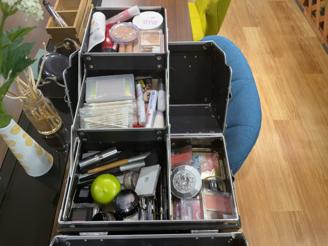 ポケットワーク広島店のメイク道具コーナーの写真