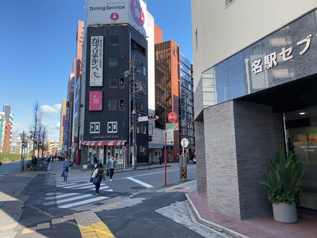 名古屋駅桜通口からポケットワークへの行き方③ ガブリチキンを右折