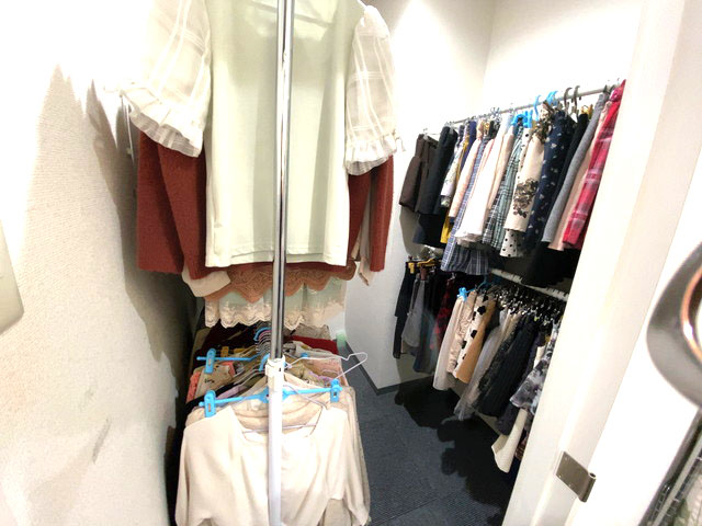 ポケットワーク名古屋の衣装ラック全体