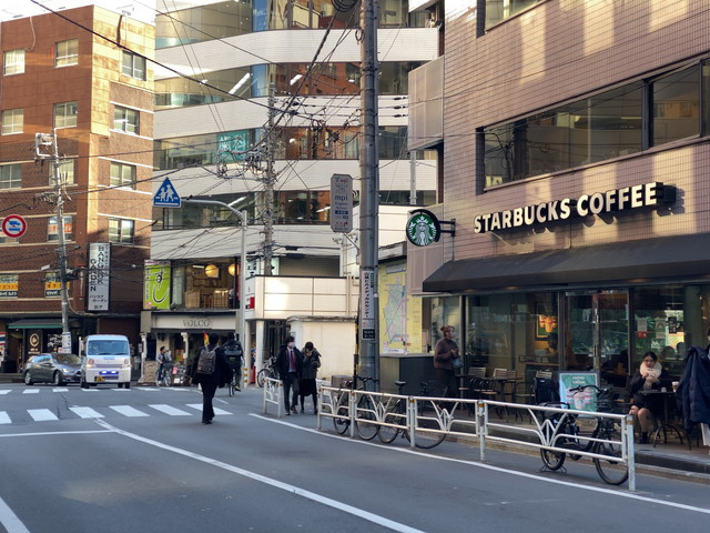 アスタリスク新宿店近くのスタバとコンビニ