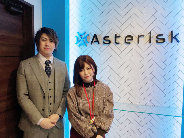 アスタリスクの女性スタッフが親身にチャットレディをサポートしている取材写真
