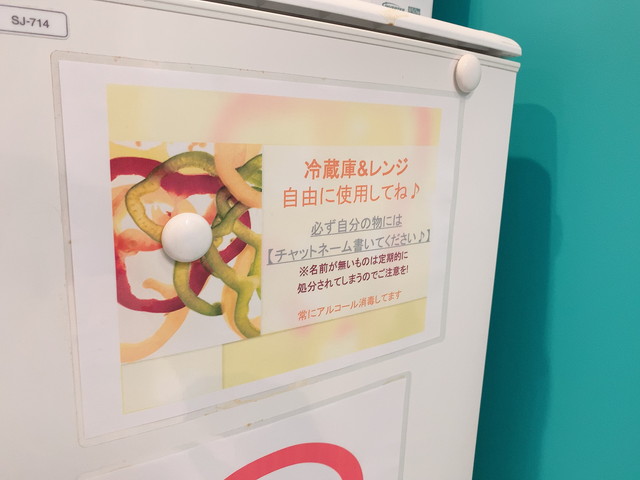 アスタリスク新宿店のシャワールームと冷蔵庫（ブランケット完備）