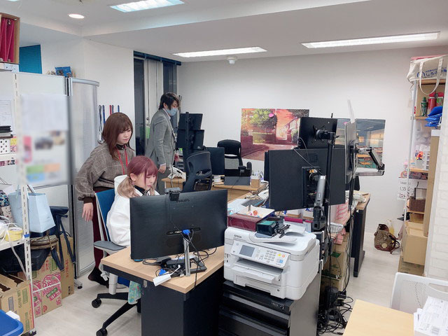 アスタリスク新宿店の事務所内（普通のオフィスのような雰囲気）