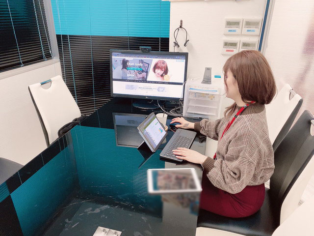アスタリスク新宿店の面接ブースで動画・スライドを見ている