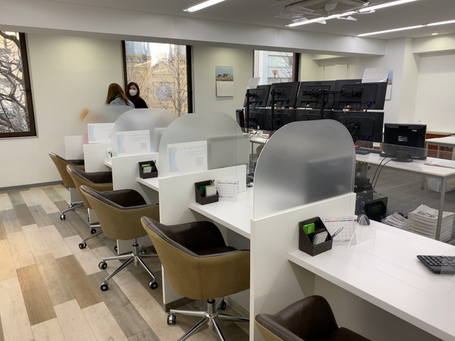 ポケットワークのスタッフが帰るチャットレディに声をかけて信頼関係を築いている様子