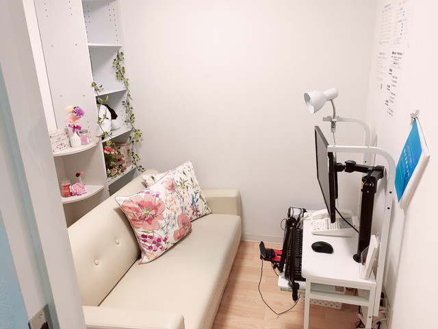 ポケットワークの通勤チャットレディが専用個室ルームでお仕事している様子