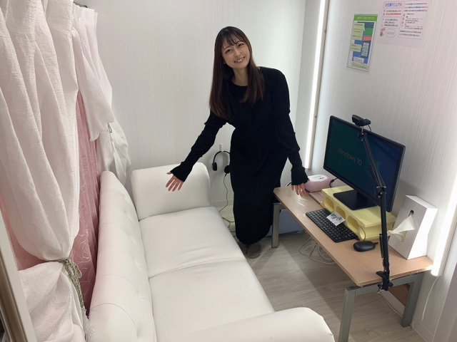 アスタリスク名古屋駅本店のチャットルーム（明るい照明）