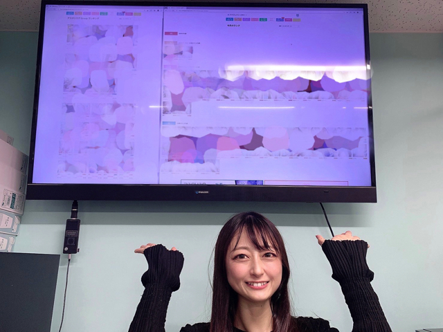 アスタリスク名古屋駅本店のモニターと壁にランク上位チャットレディの成果が表示されている