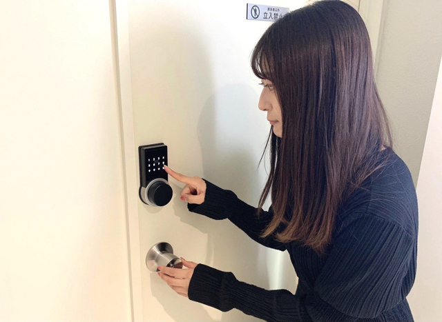 アスタリスク名古屋駅本店チャットルームフロアの入口（ロック付きで安全）