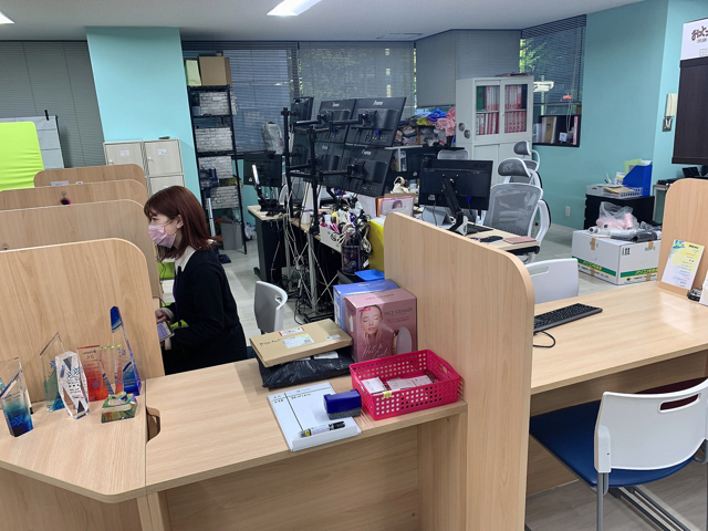 アスタリスク名古屋駅本店の休憩スペース（入って右側・稼いでいるチャットレディの写真が飾られている）