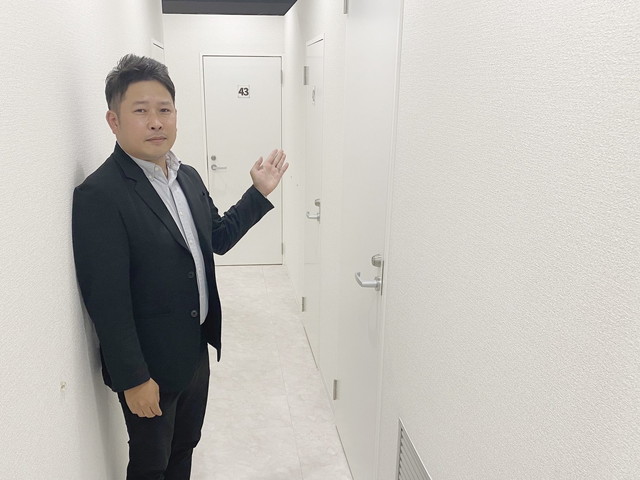 ポケットワーク広島店のチャットルームフロアの廊下。個室ドアが並んでいる