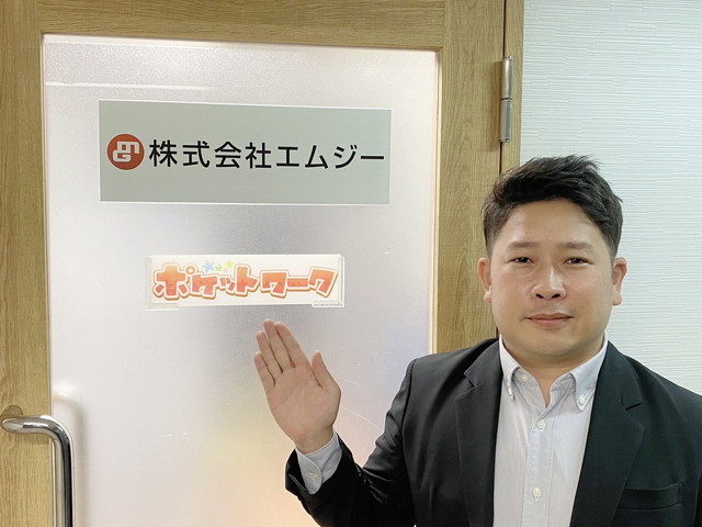 ポケットワーク広島店の岡井店長がインタビューに答えている写真