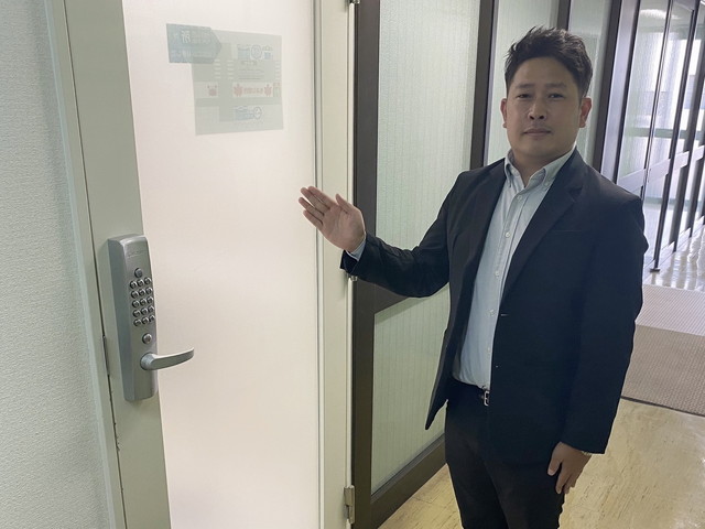 ポケットワーク広島店のチャットルームフロア入口の暗証番号ロック付きドアの写真