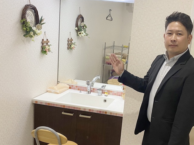 ポケットワーク広島店のシャワールーム外観。鍵付き個室になっている