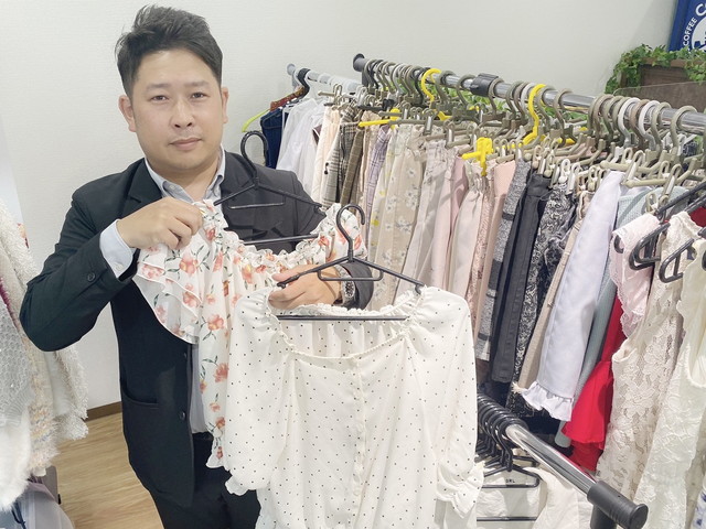 ポケットワーク広島店のイベント用衣装コーナー。季節ごとのコスチュームが揃っている写真