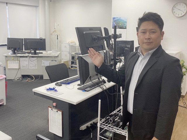 ポケットワーク広島店の事務所内部の様子。スタッフが業務している清潔なオフィス空間
