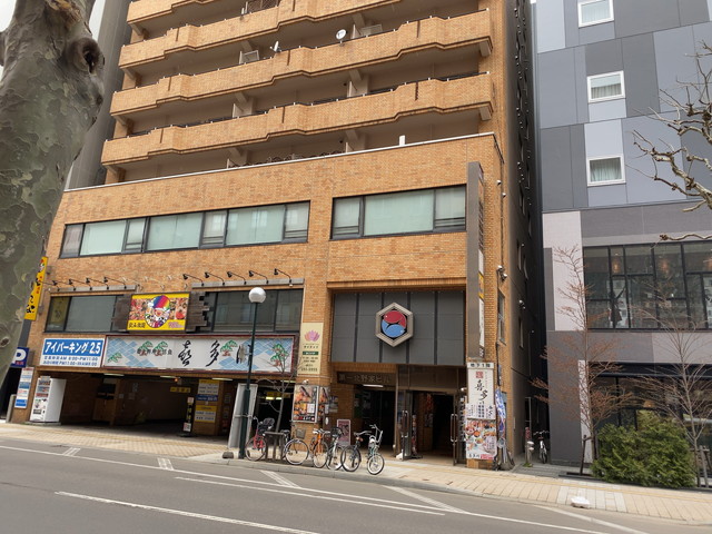 ポケットワーク札幌店が入る茶色いビル外観