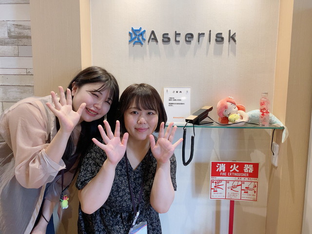 アスタリスク大阪梅田店のまりりんマネージャー（右）とぽんたサブマネージャー（左）