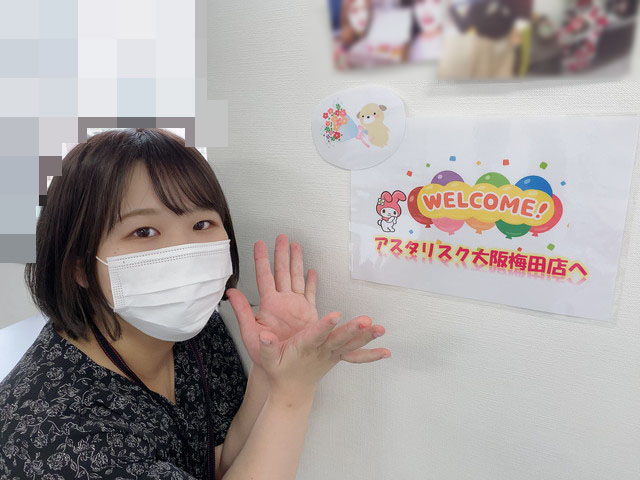 アスタリスク大阪梅田店の事務所内（明るくフレンドリーな雰囲気）