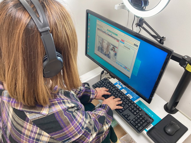 ポケットワークのチャットレディ専用ルームでお仕事する女性の様子